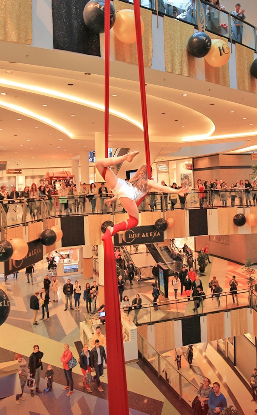 Atemberaubende Akrobatikshow am Vertikaltuch