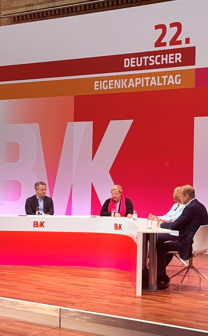 Konferenz mit der Gastgeberin: Ulrike Hinrichs, geschäftsführendes Vorstandsmitglied