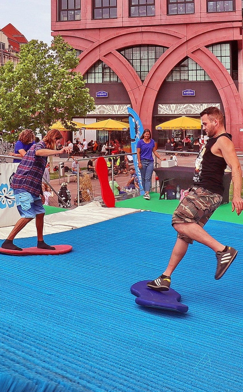 Wellenreiten und Snowboarden auf 5m breiten Endloswelle