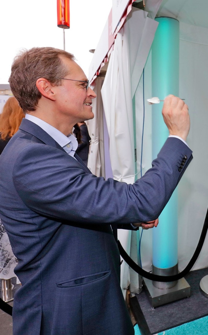 Der Bürgermeister von Berlin wirft Dartpfeile auf dem Stand der berlinovo beim Hoffest des Regierenden Bürgermeisters von Berlin.
