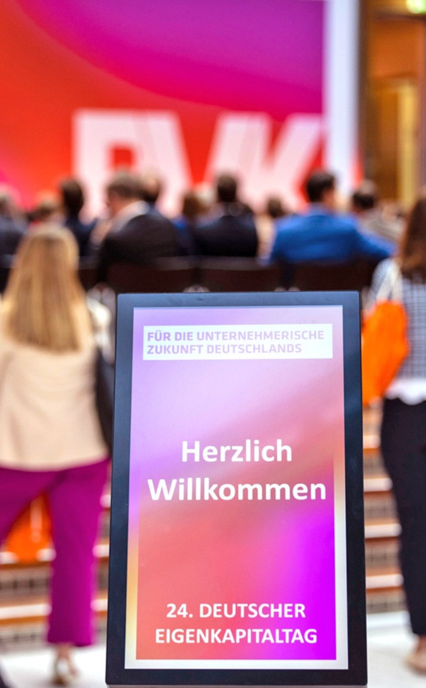Begrüßung der Teilnehmer des 24. Deutschen Eigenkapitaltags.