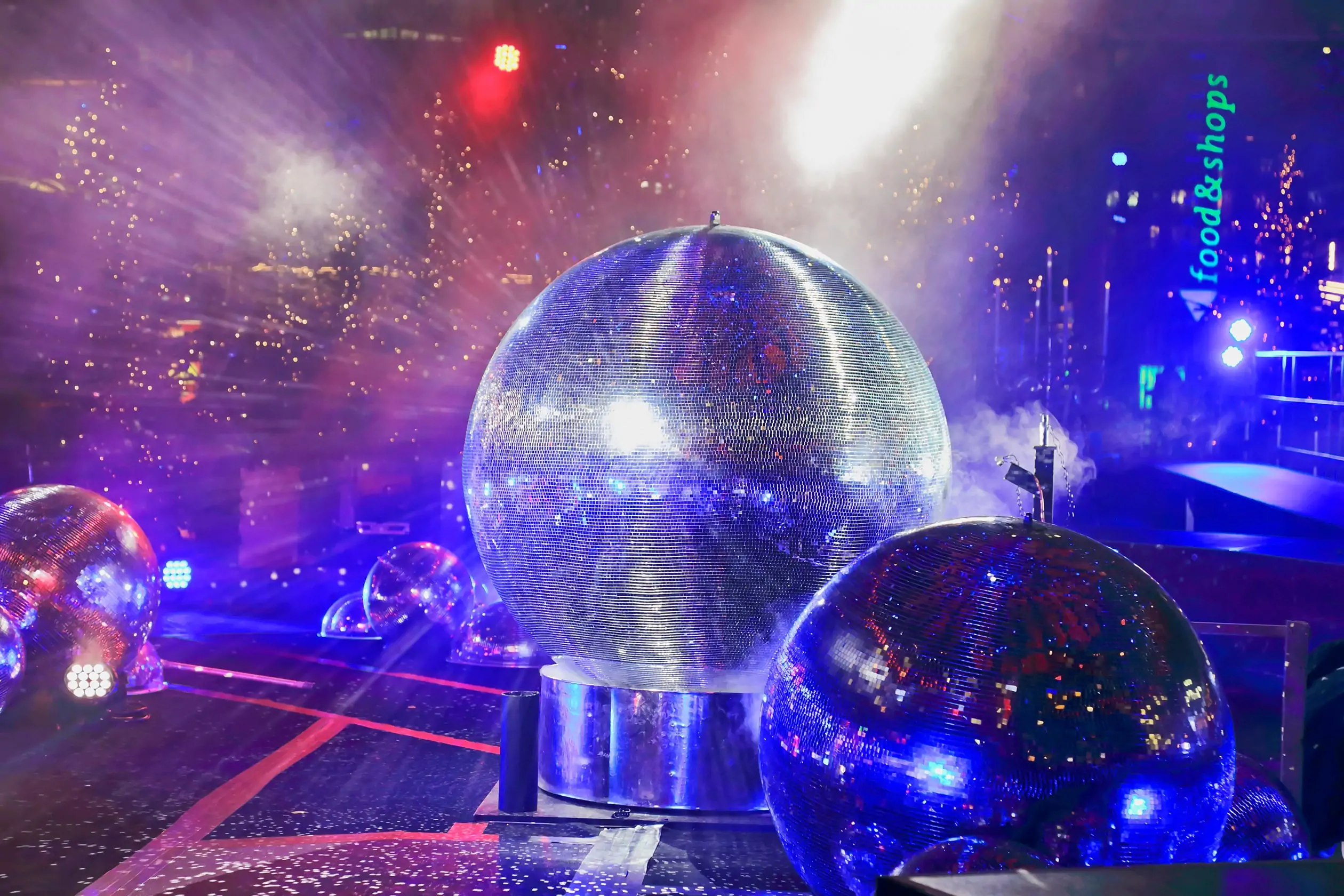 Weihnachtsdekoration des Sony Centers aus großen, blau leuchtenden Kugeln, Tannenbäumen mit Lichterketten und Weihnachtsbeleuchtung. SONY Center am Potsdamer Platz Weihnachtsaktionen Magic Christmas