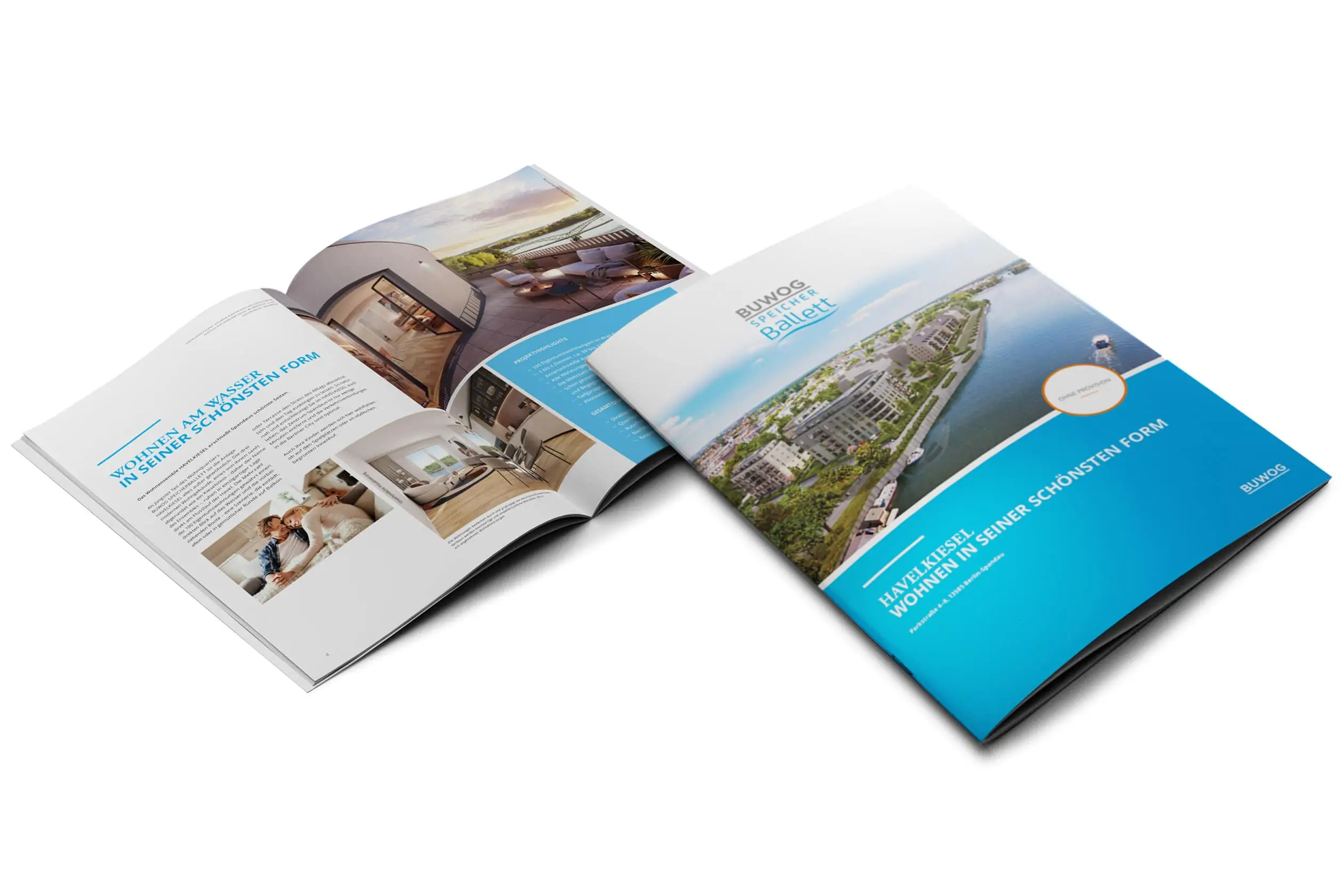 Eine Titelseite und eine aufgeschlagene Doppelseite des Exposé zu BUWOG SPEICHERBALLETT, einem der Bauprojekte der BUWOG. Auf dem Titelbild ist eine Visualisierung der Wohnprojektes an der Havel zu sehen. Unter der Abbildung auf blauer Fläche erscheint der Schriftzug HAVELKIESEL. WOHNEN IN SEINER SCHÖNSTEN FORM.