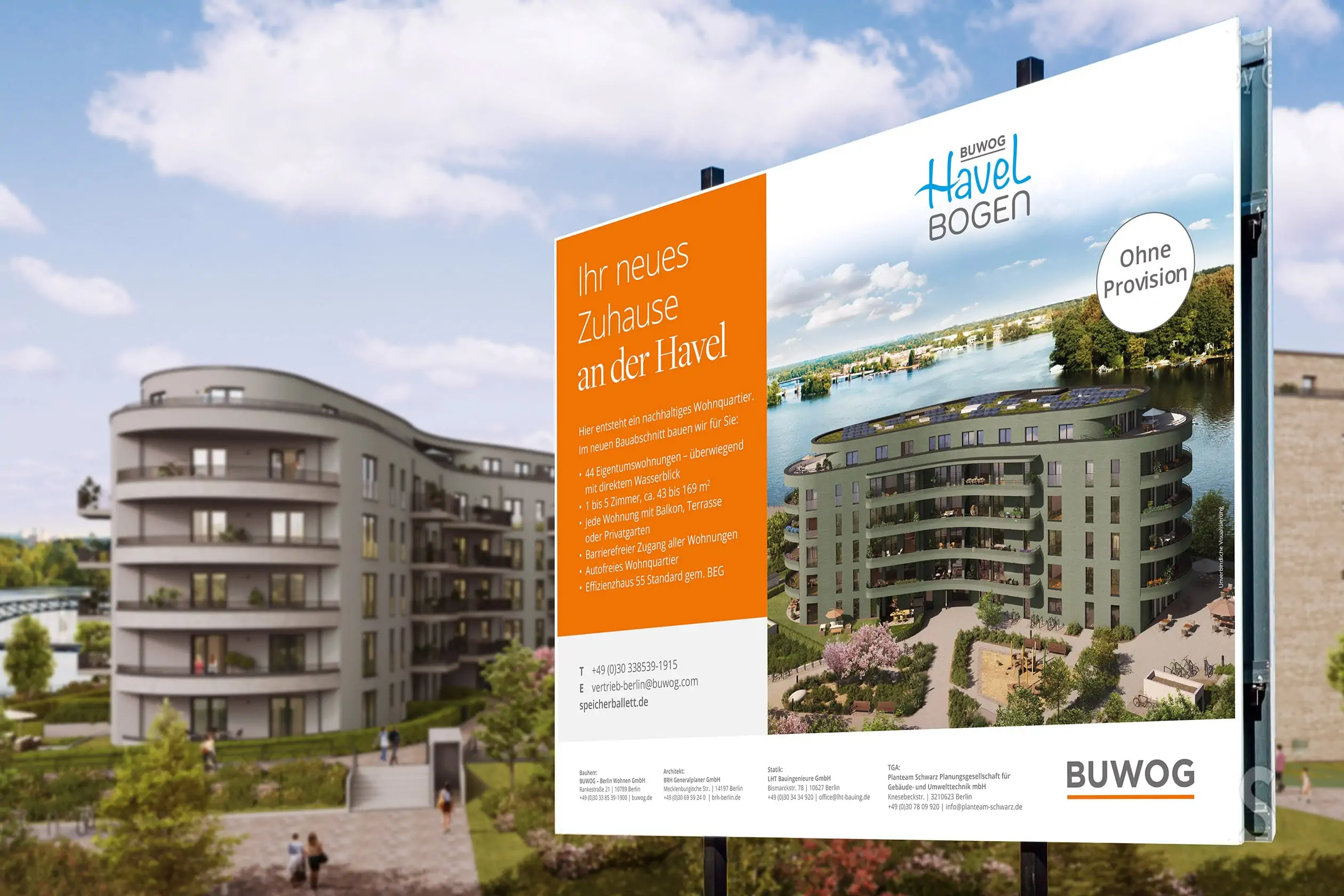 Großes Bauschild im Vordergrund, darin abgebildet ist links eine orange Fläche mit der Überschrift „Ihr neues Zuhause an der Havel“, eine Beschreibung des abgebildeten Gebäudes und Kontaktdaten, rechts ist ein 5 stöckiges Gebäude mit Sonnenkollektoren auf dem Dach abgebildet. Das Gebäude ist von Bäumen und Gras umgeben, im Hintergrund fließt ein Fluss durch eine Naturlandschaft. Oben auf dem Schild befindet das Logo mit den Worten „BUWOG HAVELBOGEN”. Hinter dem Bauschild befindet sich verschwommen ein Gebäude mit Bäumen, Wegen und Gras unter einem Blau-bewölkten Himmel.